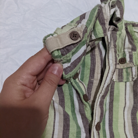 ✨2/$15✨Baby Gap striped romper with button and pocket details - Picture 4 of 4